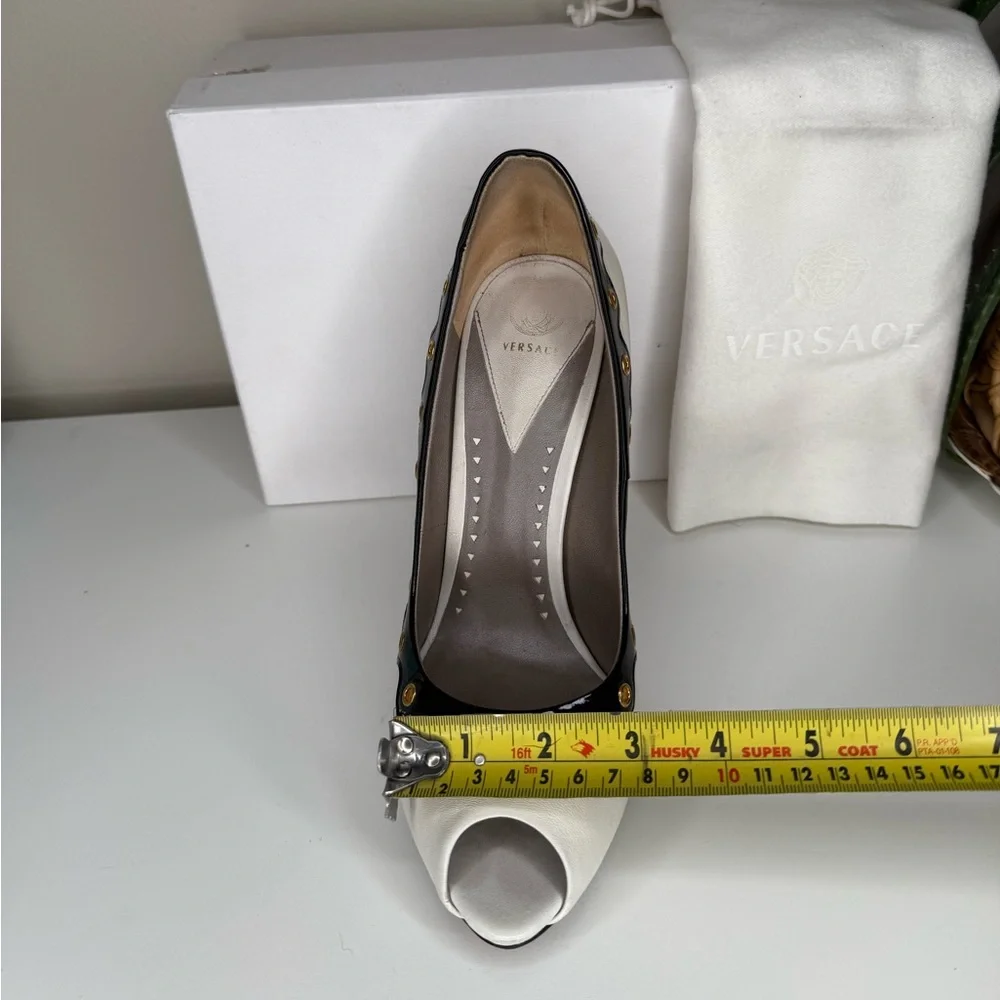 Versace White Nappa Leather Peep Toe Heels 39 Black Patent Gold Pumps DSL531R - Picture 10 of 15